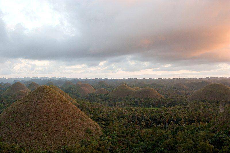 Chocolate Hills (commons.wikimedia.org/Vyacheslav Argenberg)