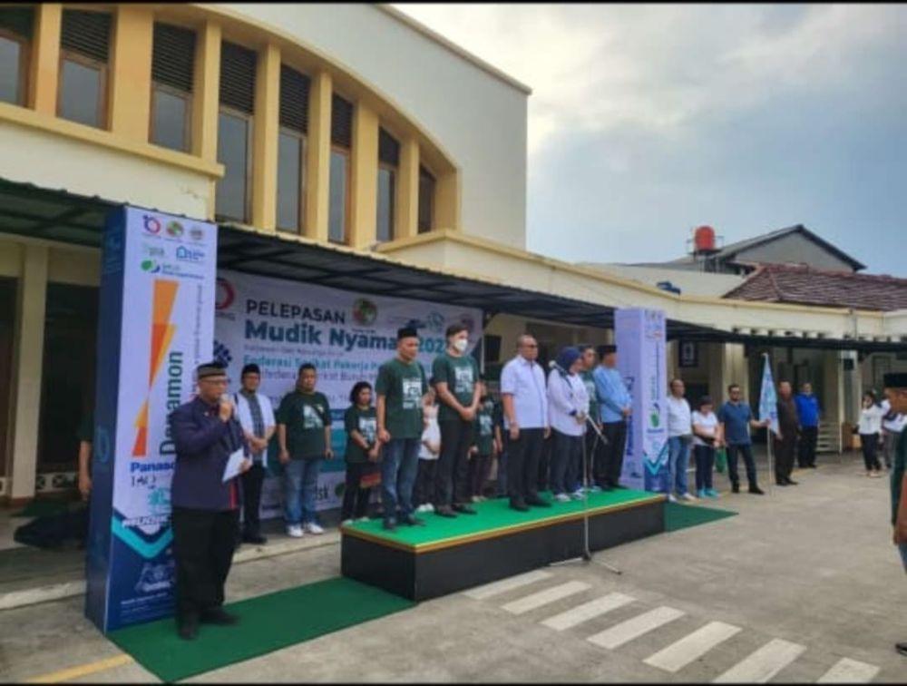 Wakil Menteri Ketenagakerjaan, Afriansyah Noor, melepas keberangkatan 23 unit bus mudik untuk para pekerja PT Panasonic Gobel. Pelepasan berlangsung di Jakarta Timur, Kamis (20/4). (Dok. Kemnaker)