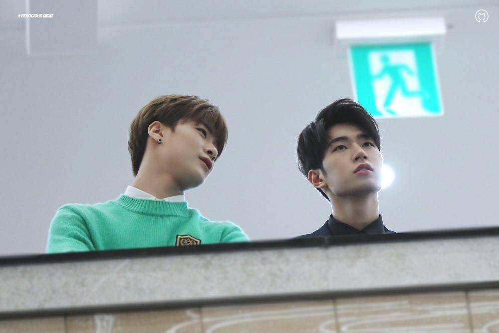 Moonbin dan Seungjun (twitter.com/ferociousbeat)