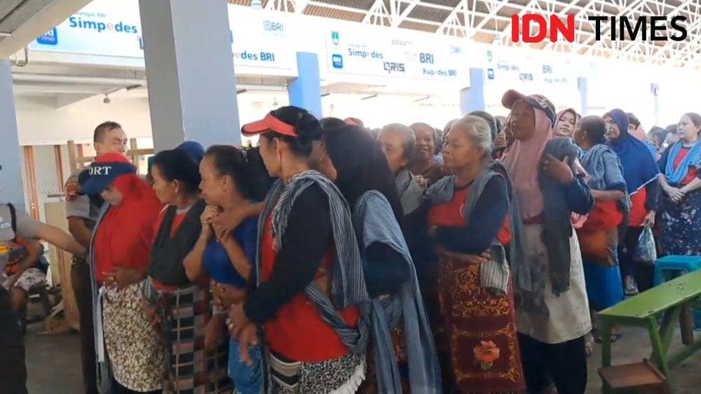 Presiden Jokowi bagikan THR ke buruh gedong Pasar Legi. (IDN Times/Larasati Rey)