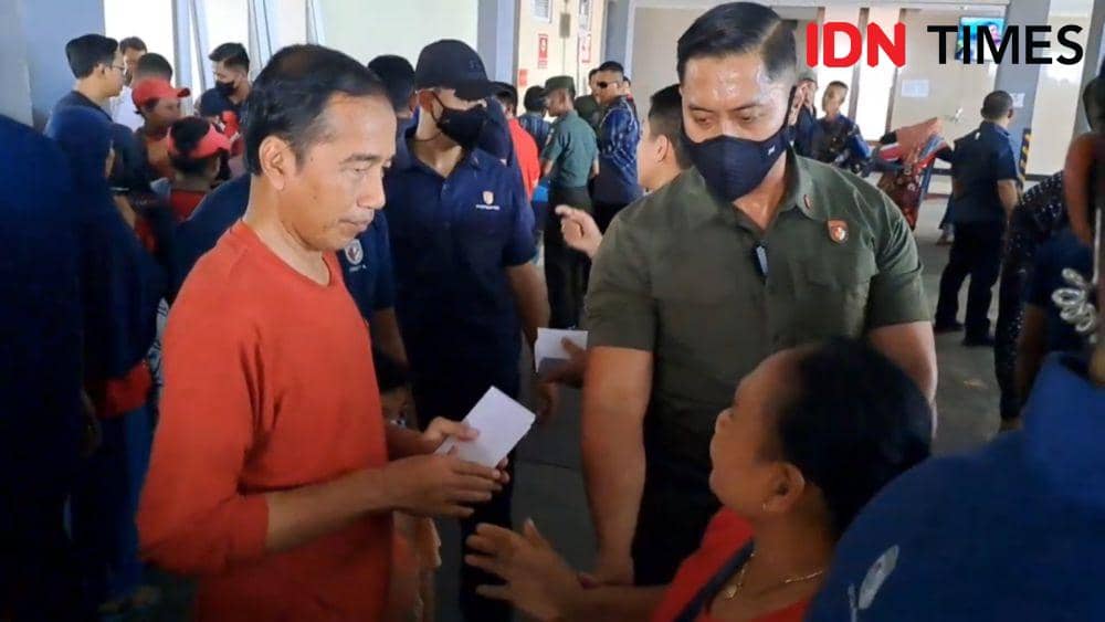 Pulang Kampung, Presiden Jokowi Bagi THR ke Buruh Gendong Pasar Legi
