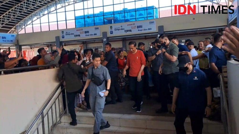 Presiden Jokowi bagikan THR ke buruh gedong Pasar Legi. (IDN Times/Larasati Rey)