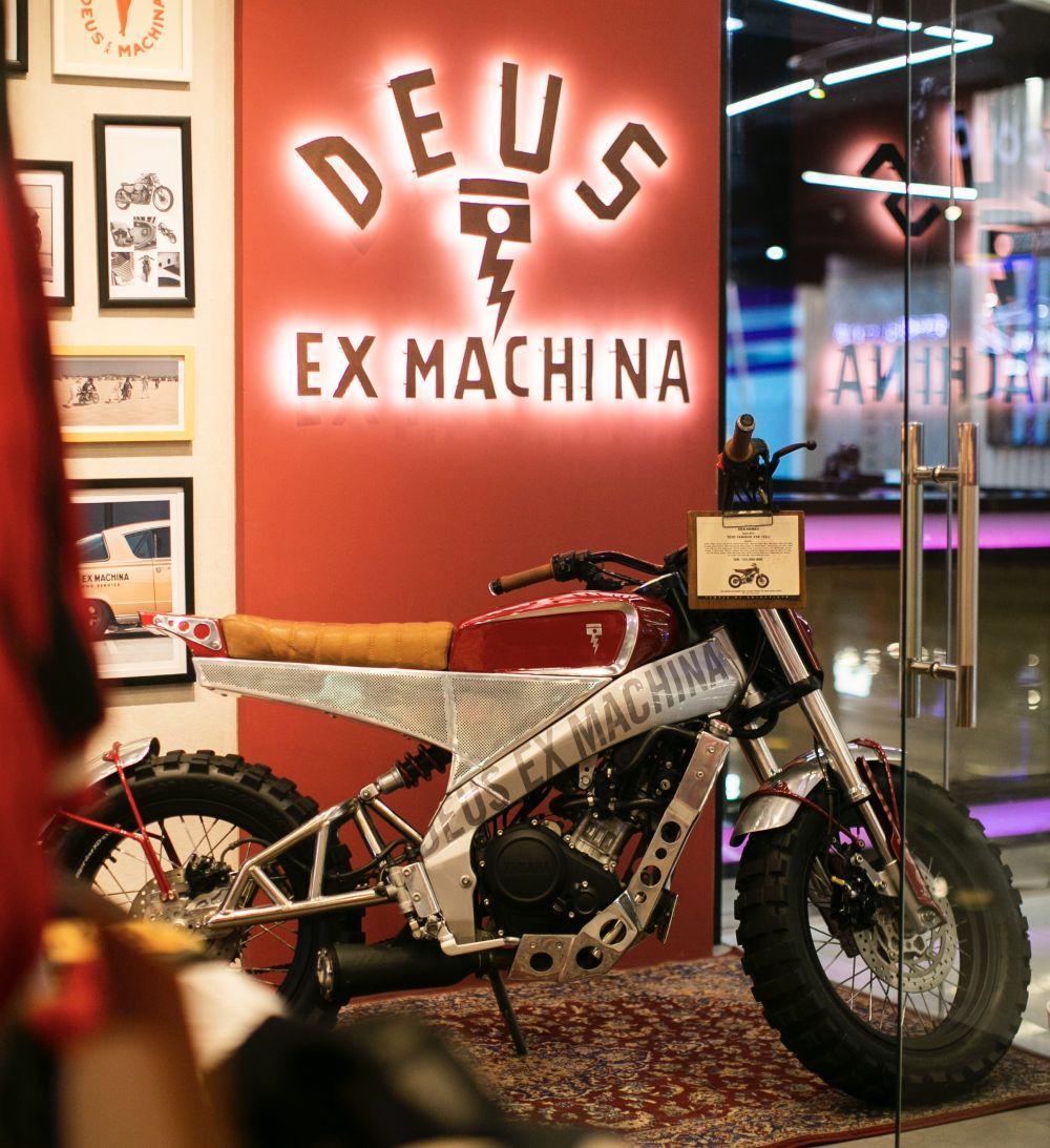 Ada motor custom Deus yang dipajang (dok. Deus)