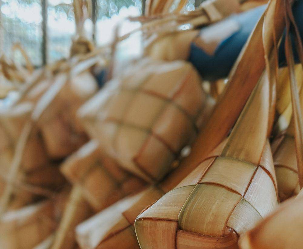 ilustrasi ketupat yang digantung (unsplash.com/Farhan Azam)