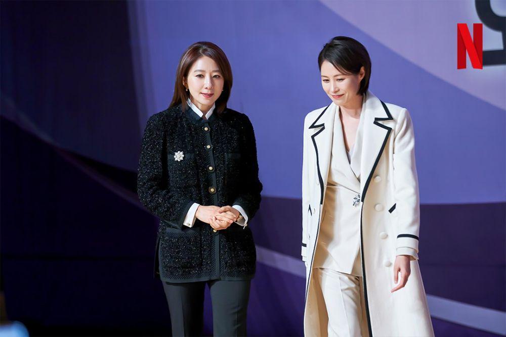 Kim Hee Ae dan Moon So Ri di Queenmaker (instagram.com/netflixkr)