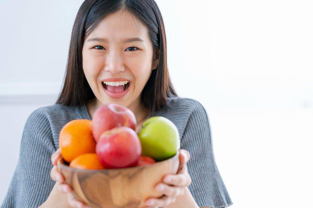 ilustrasi membawa buah-buahan (freepik.com/Lifestylememory)