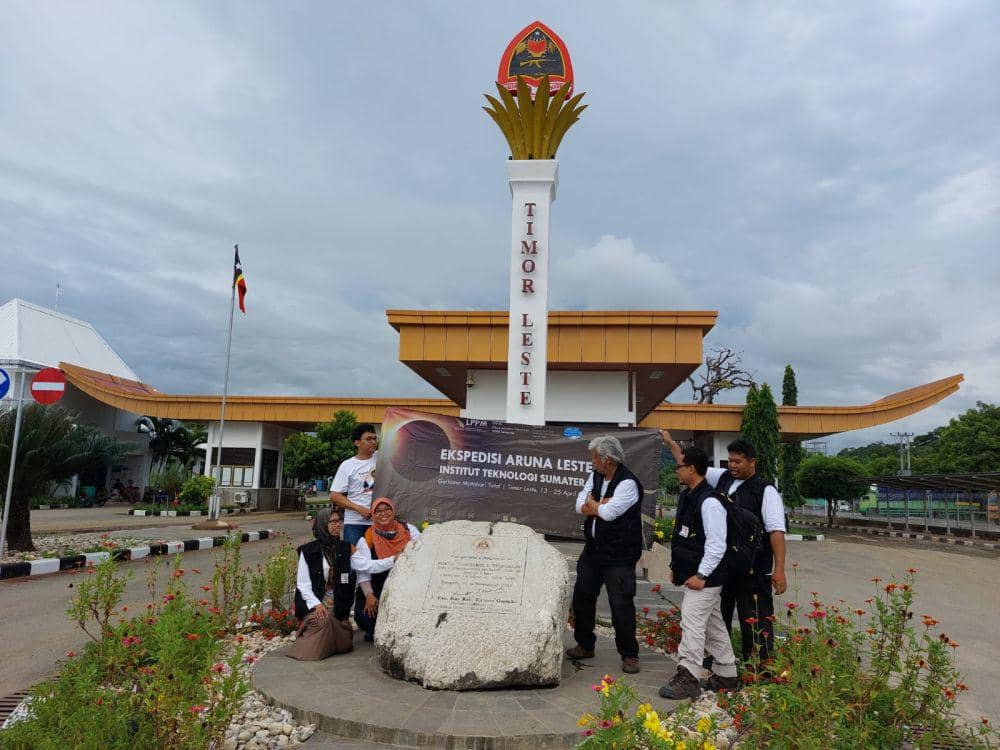 potret Tim Ekspedisi Aruna Leste di Pos Perbatasan Indonesia - Timor Leste (dok. pribadi/Tim Ekspedisi Aruna Leste)