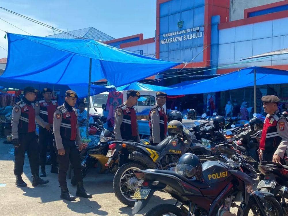 Petugas kepolisian berpatroli di tempat-tempat keramaian seperti pasar jelang lebaran untuk mencegah tindak kriminal (Dok. Polres Maros)