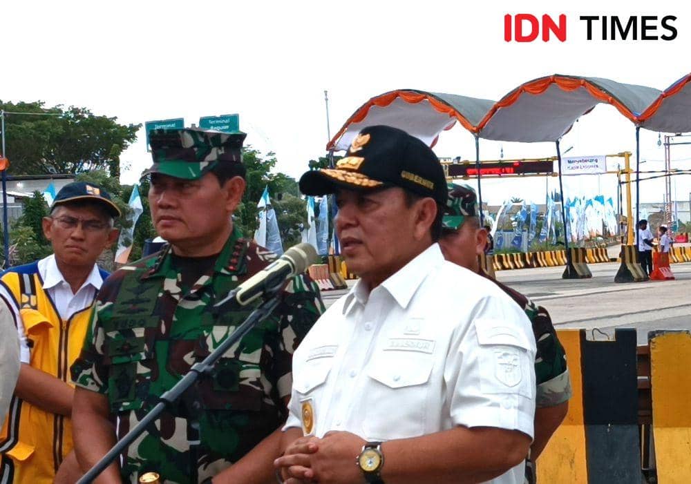 Gubernur Lampung Arinal Djunaidi dampingi kunjungan Menbub, Kapolri, dan Panglima TNI di Pelabuhan Bakauheni, Kamis (20/4/2023). (IDN Times/Tama Yudha Wiguna).