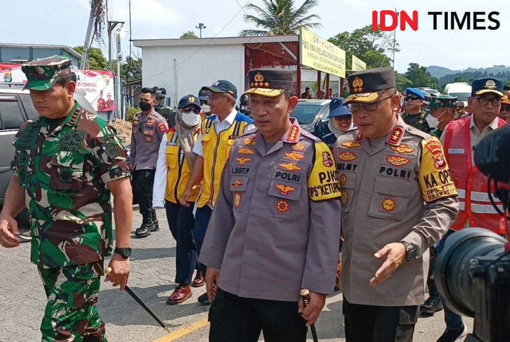 Kunjungan Kapolri dan Panglima TNI beserta Menhub tinjau situasi mudik Lebaran di Pelabuhan Bakauheni, Kamis (20/4/2023). (IDN Times/Tama Yudha Wiguna).