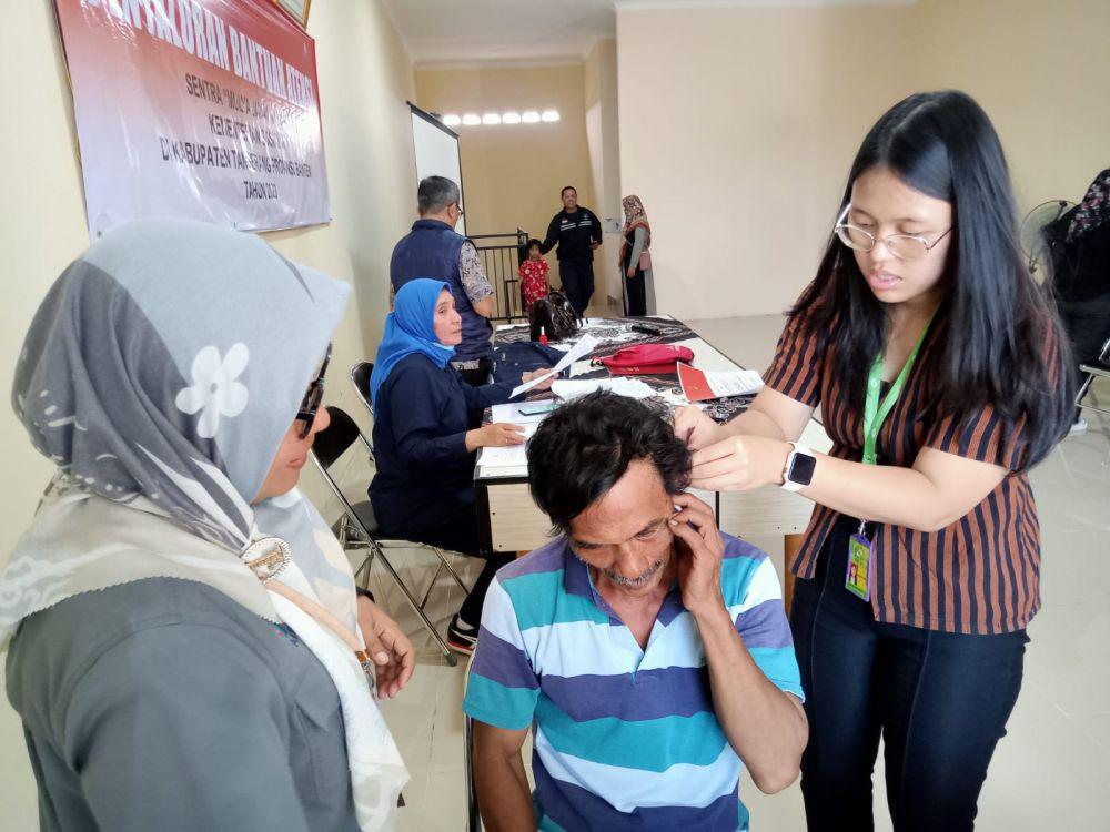 Belasan Penyandang Disabilitas di Tangerang Dapat Alat Bantu