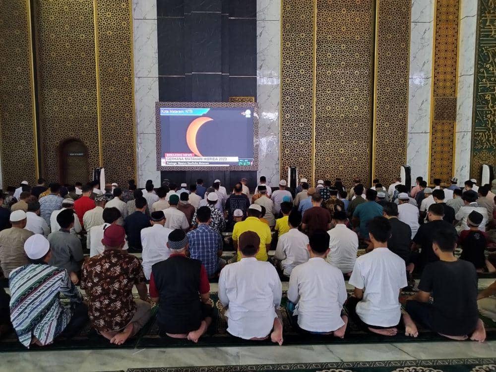 Gerhana Matahari Hibrida, 2.000 Jemaah Nobar Sambil Salat
