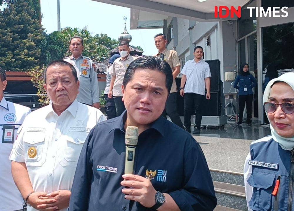 Menteri BUMN Erick Thohir tinjau mudik di Pelabuhan Bakauheni, Kamis (20/4/2023). (IDN Times/Tama Yudha Wiguna).