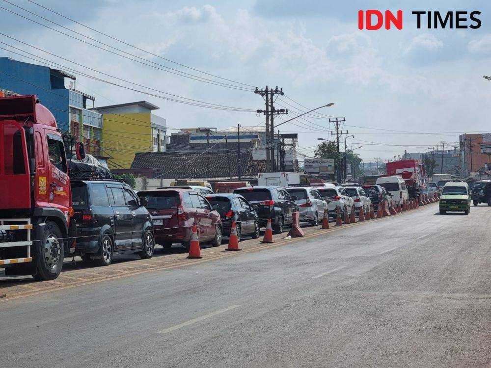 Kemacetan di Jalan Lintas Timur Sumatra ruas Palembang-Betung kilometer 14 alami kemacetan (IDN Times/Rangga Erfizal)