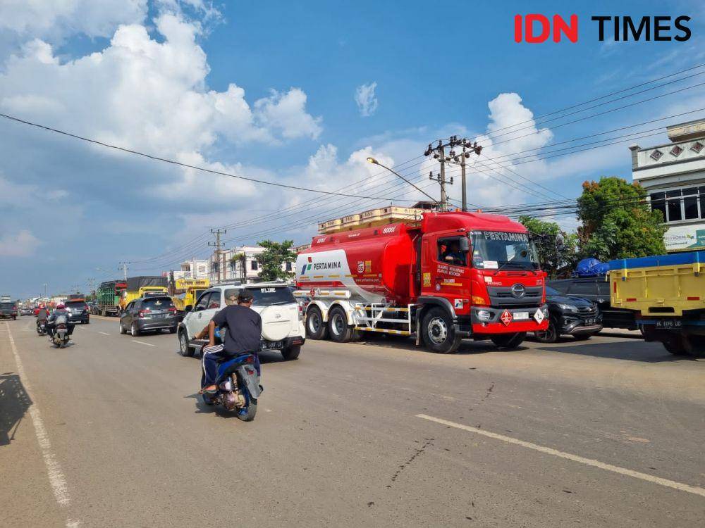 Kemacetan di Jalan Lintas Timur Sumatra ruas Palembang-Betung kilometer 14 alami kemacetan (IDN Times/Rangga Erfizal)