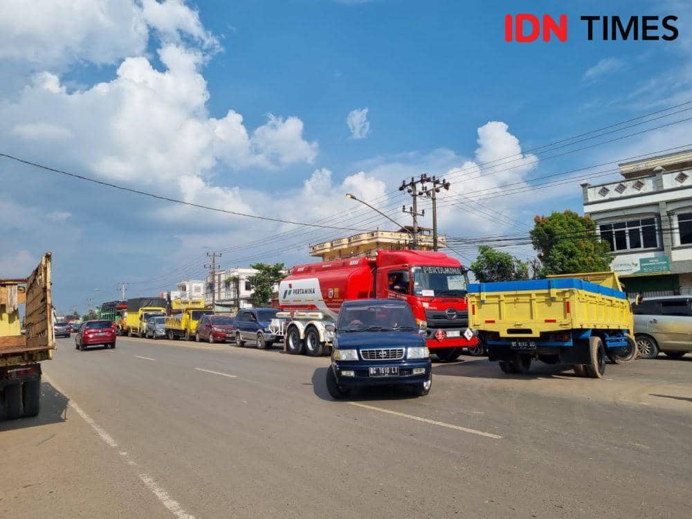 Tak Mendahului Kunci Menghindari Kemacetan di Jalan Lintas Timur