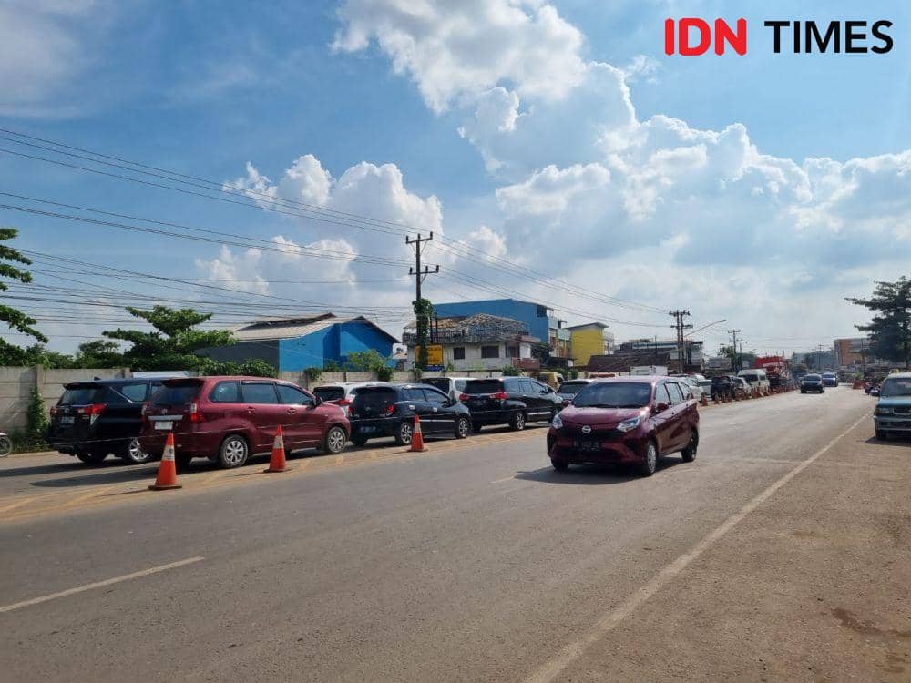 Kemacetan di Jalan Lintas Timur Sumatra ruas Palembang-Betung kilometer 14 alami kemacetan (IDN Times/Rangga Erfizal)
