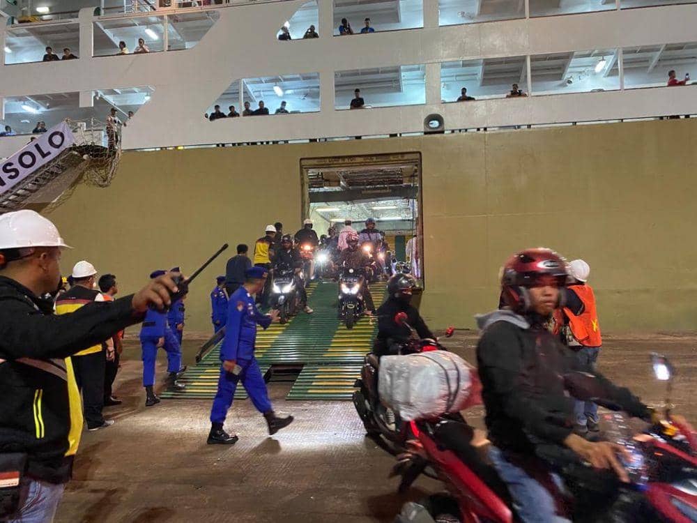 Pemudik motor baru turun di Pelabuhan Panjang, Kamis (20/4/2023) malam. (IDN Times/Istimewa)