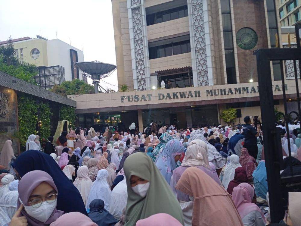 Jemaah Muhammadiyah gelar salat Id di halaman Kantor PP Muhammadiyah, Cikini, Jakarta Pusat, Jumat (21/4/2023). (IDN Times/Sandy Firdaus)