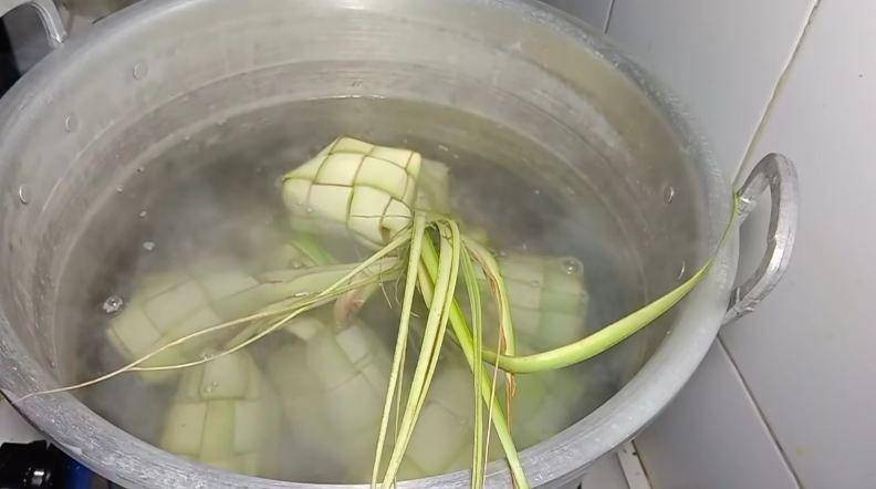 ilustrasi memasak ketupat (youtube.com/Mbok Midut)