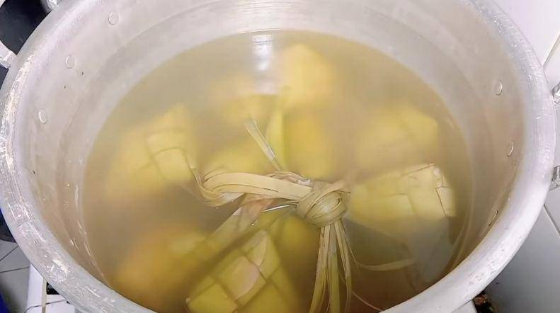 ilustrasi mendiamkan ketupat di dalam panci (youtube.com/Mbok Midut)