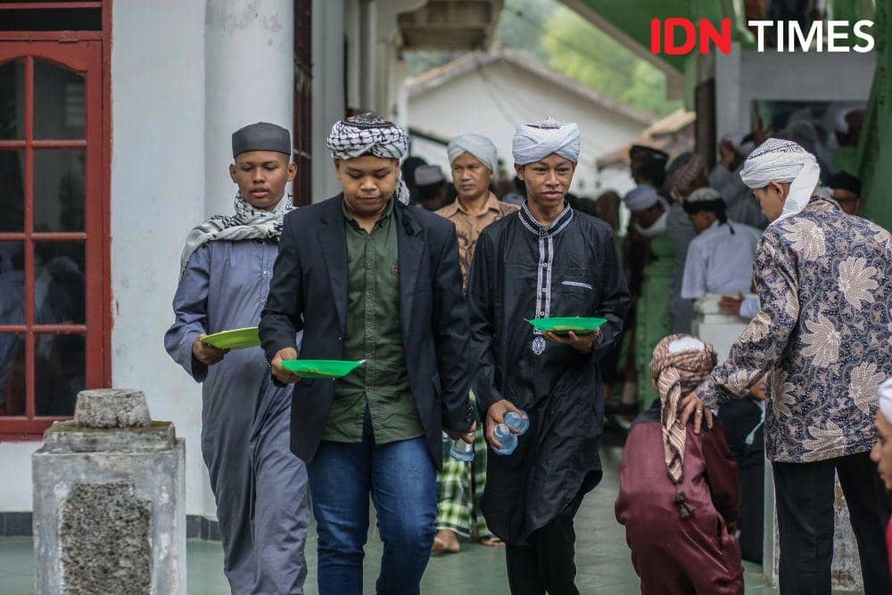 Jemaah Tarekat Naqsabandiyah Al-Kholidiyah Jalaliyah merayakan Idul Fitri di Ponpes Darusshofa, Marindal, Kacamatan Patumbak, Kabupaten Deli Serdang, Kamis (20/4/2023). (IDN Times/Prayugo Utomo)