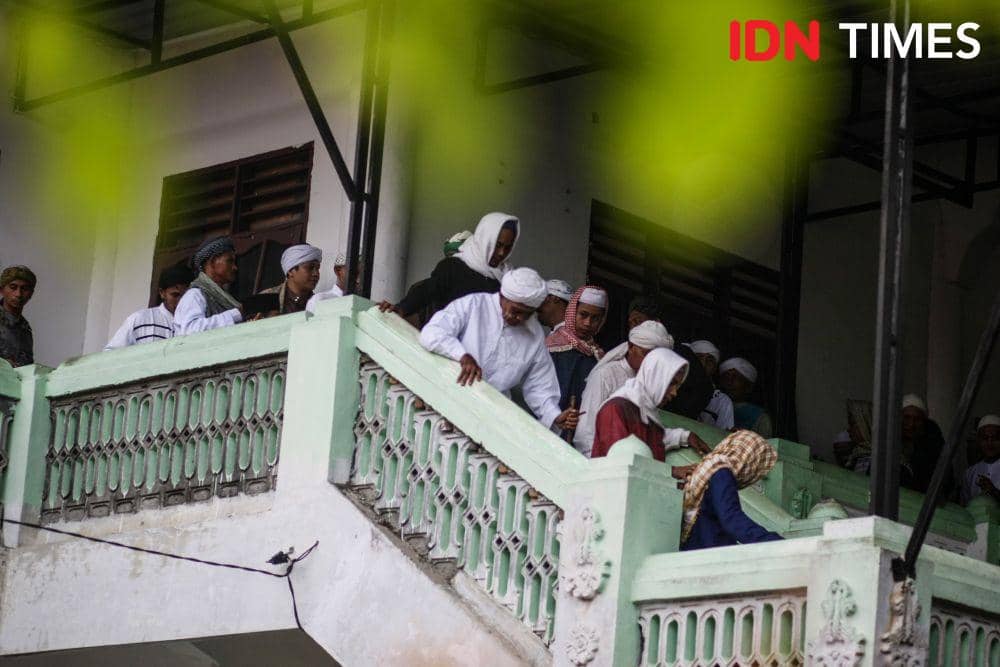 Jemaah Tarekat Naqsabandiyah Al-Kholidiyah Jalaliyah merayakan Idul Fitri di Ponpes Darusshofa, Marindal, Kacamatan Patumbak, Kabupaten Deli Serdang, Kamis (20/4/2023). (IDN Times/Prayugo Utomo)