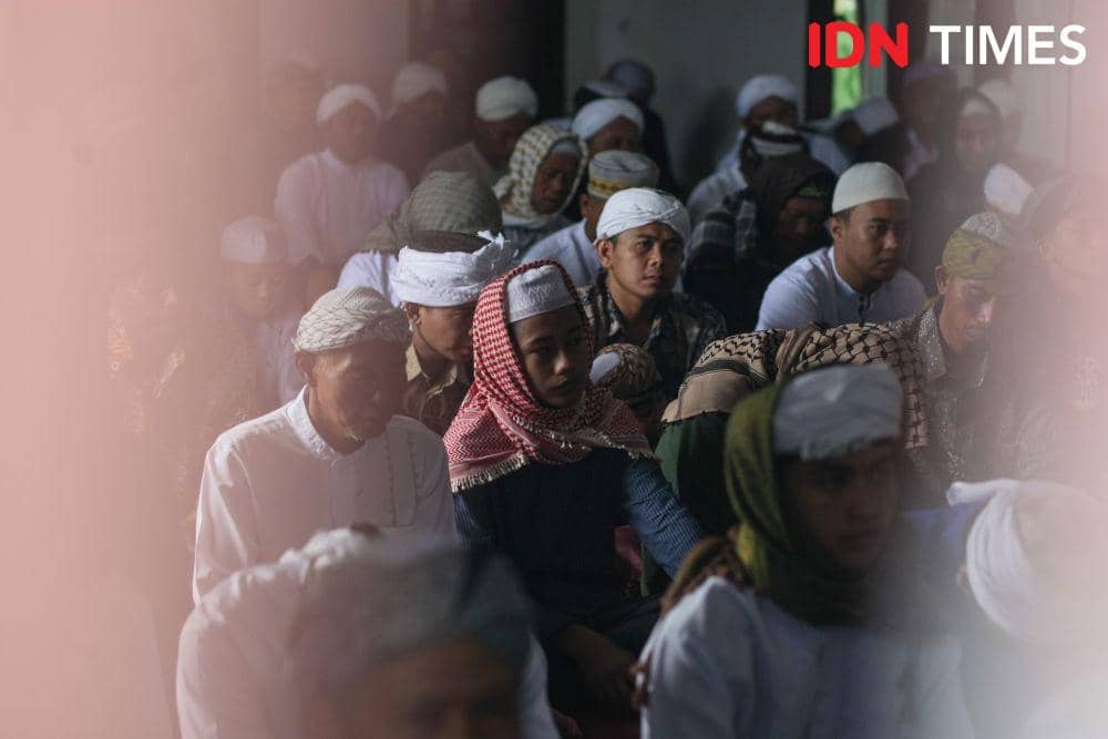 Jemaah Tarekat Naqsabandiyah Al-Kholidiyah Jalaliyah merayakan Idul Fitri di Ponpes Darusshofa, Marindal, Kacamatan Patumbak, Kabupaten Deli Serdang, Kamis (20/4/2023). (IDN Times/Prayugo Utomo)