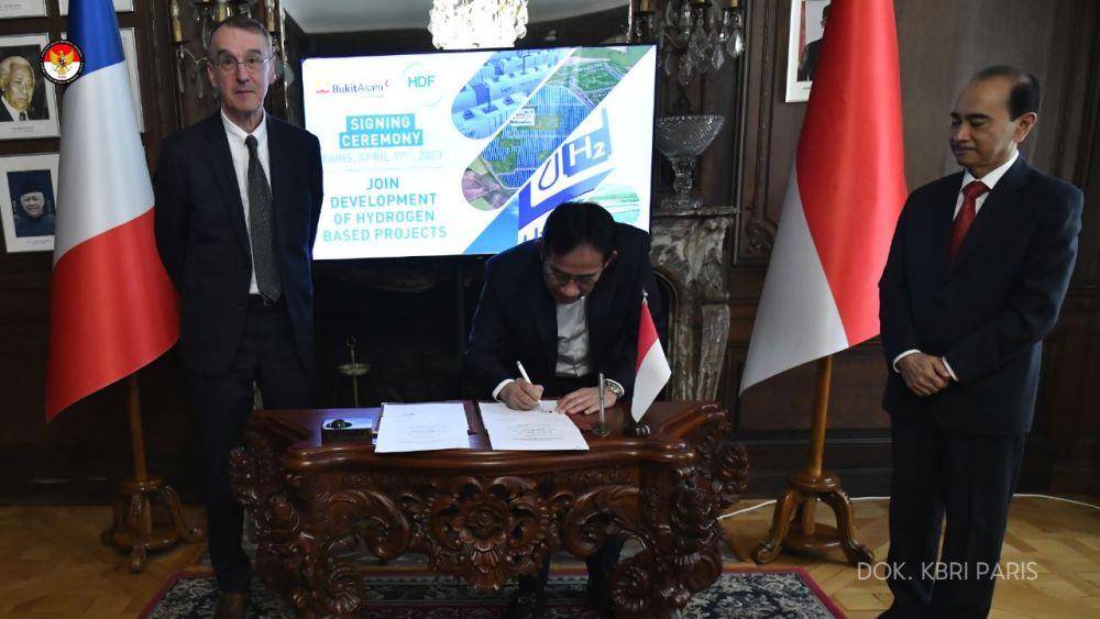 Penandatangan MoU yang disaksikan Dubes RI untuk Prancis. (dok. KBRI Paris)