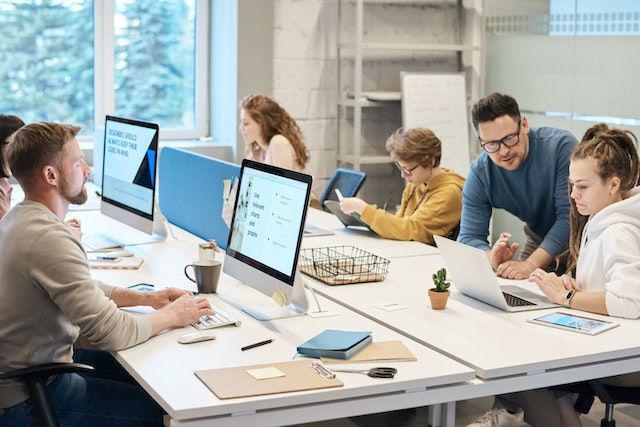 ilustrasi karyawan kantor (pexels.com/fauxels)