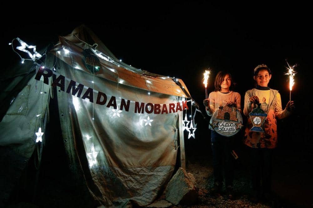 ilustrasi dua anak kecil (pexels.com/Noor Aldin Alwan)