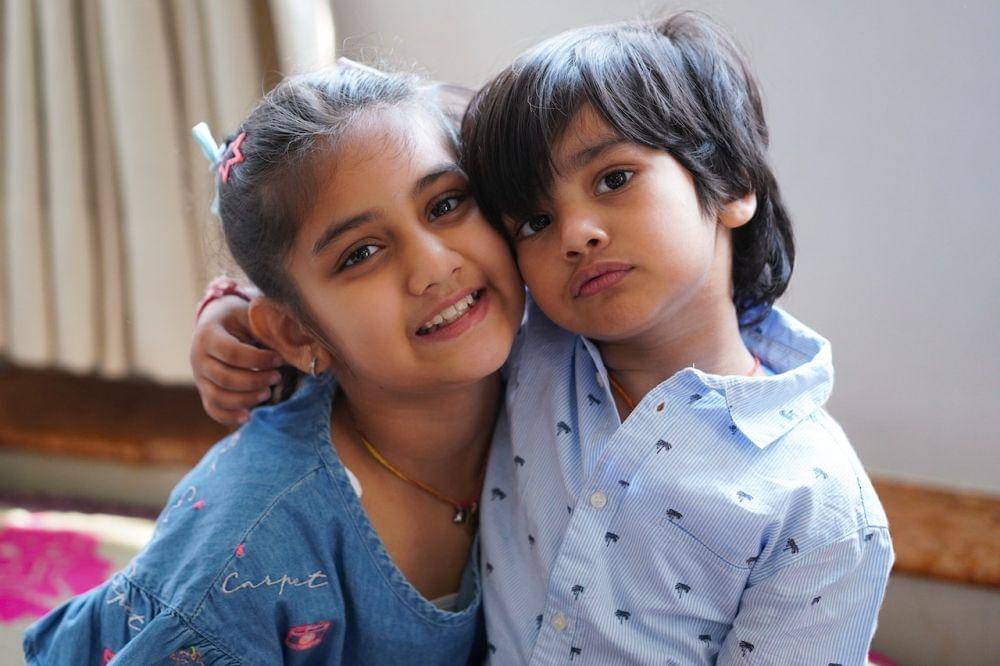 ilustrasi dua anak kecil (pexels.com/Jai Baid)