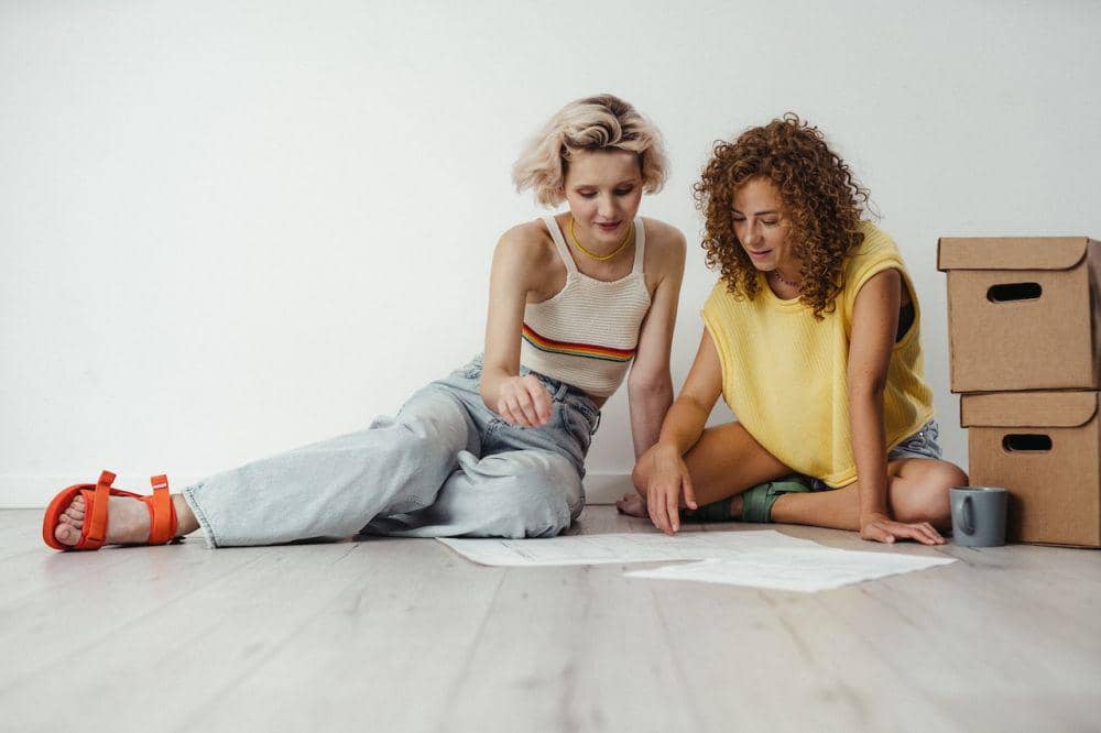 ilustrasi dua perempuan (pexels.com/SHVETS production)