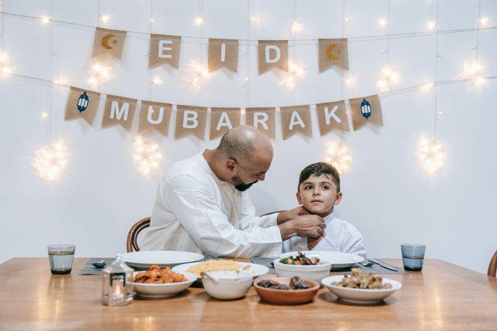 ilustrasi makan bersama keluarga(pexels.com/Timur Weber)