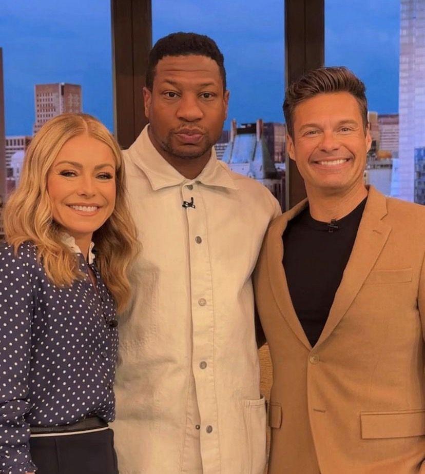 potret Jonathan Majors bersama Kelly dan Mark (instagram.com/livewithkellyandmark)