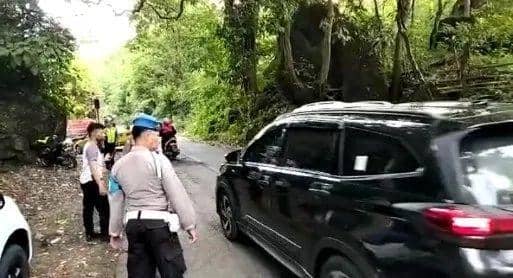 Petugas berjaga mengatur lalu lintas di Jalan Poros Maros-Bone pada masa arus mudik lebaran 2023. (Dok. Polres Maros)