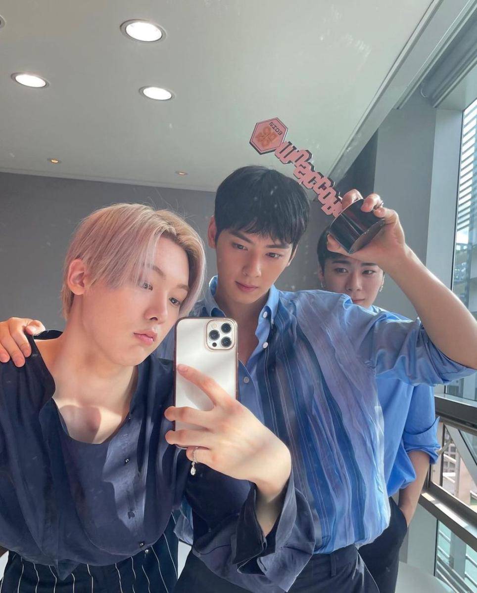 potret kenangan Moonbin dengan member ASTRO (instagram.com/ddana_yoon)