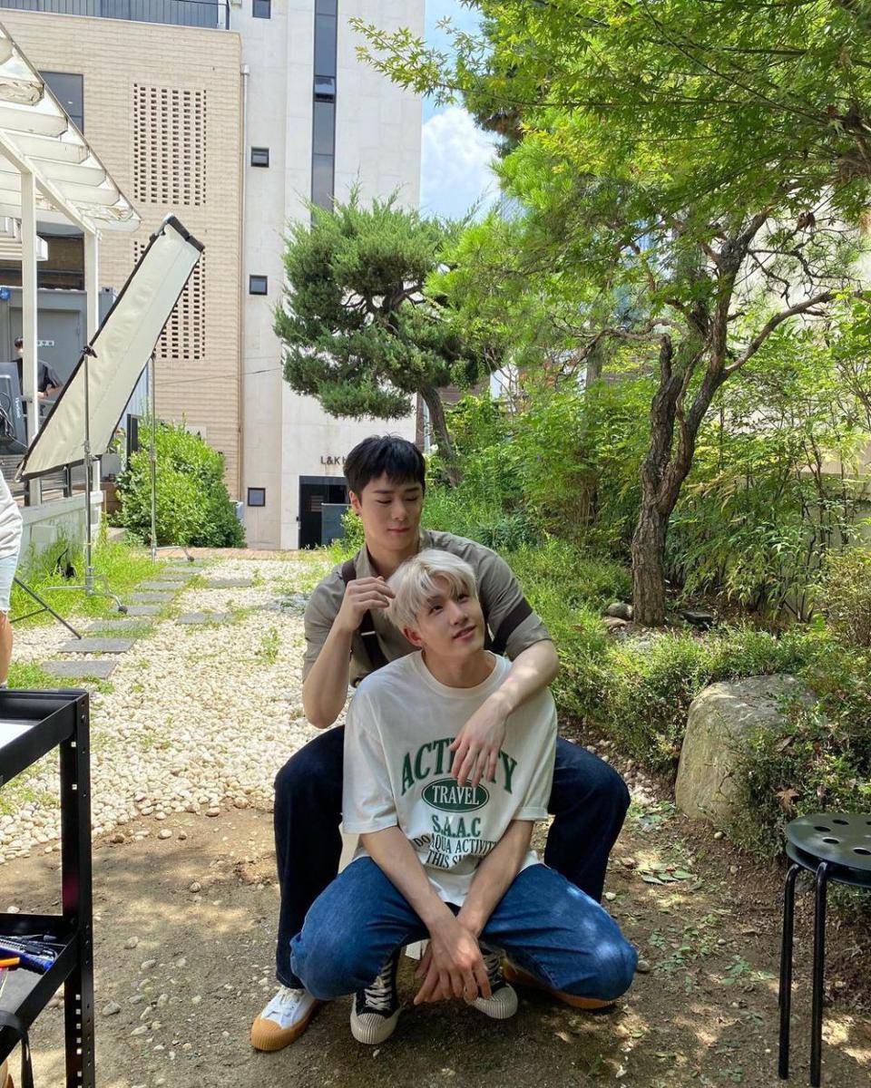 potret kenangan Moonbin dengan member ASTRO (instagram.com/ast_jinjin)