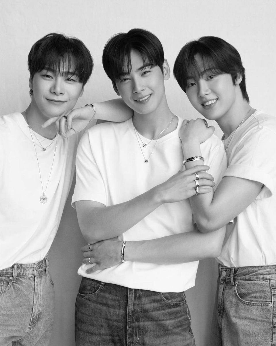 potret kenangan Moonbin dengan member ASTRO (instagram.com/moon_ko_ng)