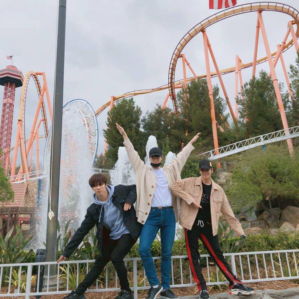 potret kenangan Moonbin dengan member ASTRO (instagram.com/moon_ko_ng)