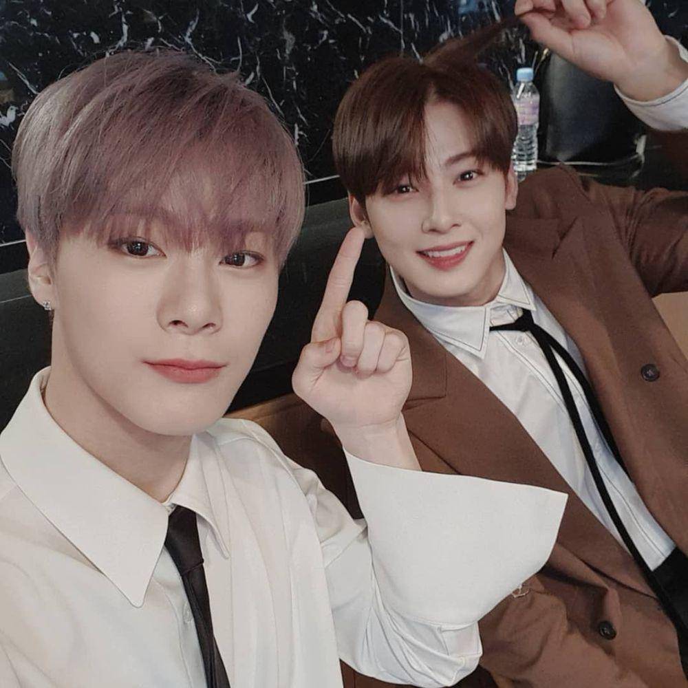potret kenangan Moonbin dengan member ASTRO (instagram.com/moon_ko_ng)