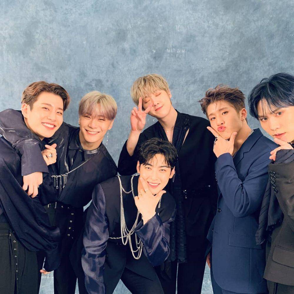 potret kenangan Moonbin dengan member ASTRO (instagram.com/moon_ko_ng)