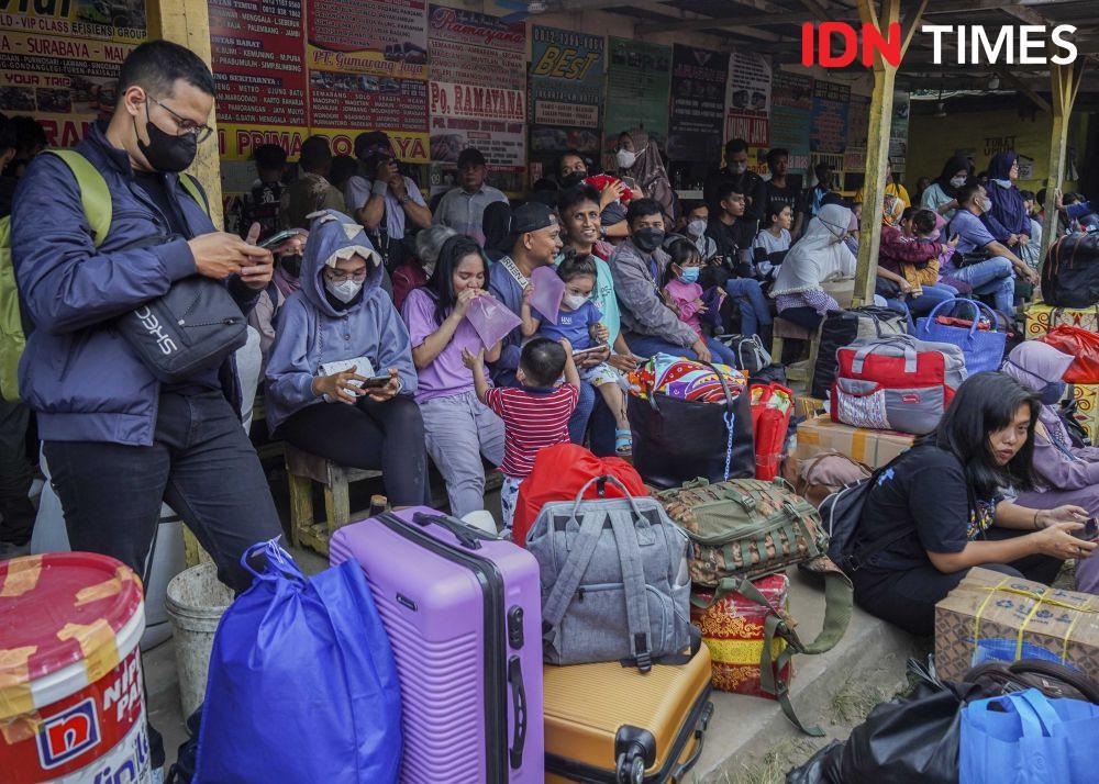 Sejumlah calon pemudik menunggu jadwal keberangkatan bus di Terminal Pondok Pinang, Jakarta, Selasa (18/4/2023). (IDN Times/Herka Yanis)