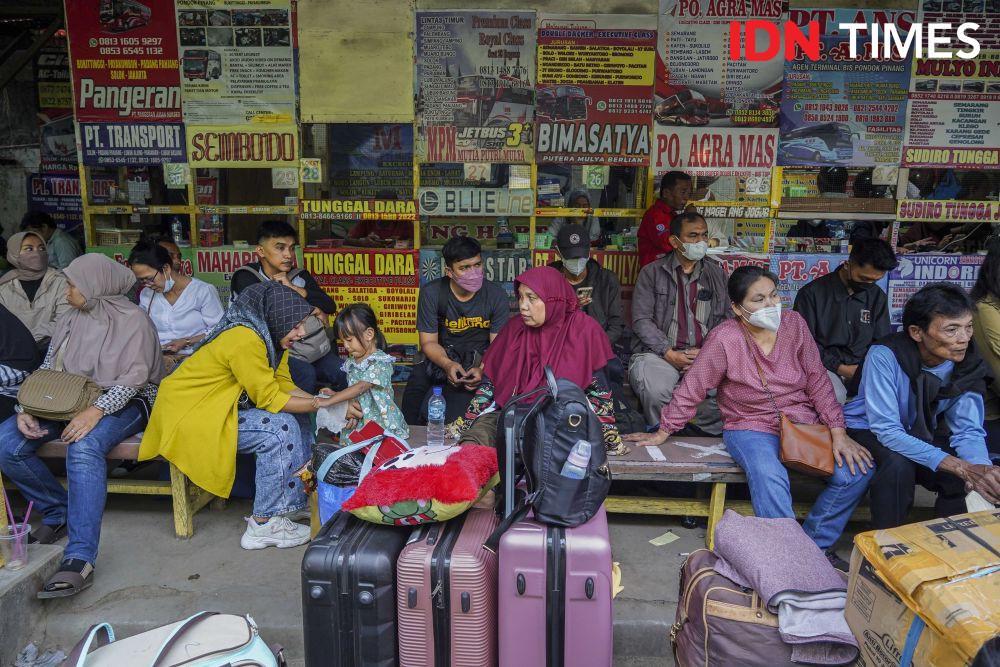 Sejumlah calon pemudik menunggu jadwal keberangkatan bus di Terminal Pondok Pinang, Jakarta, Selasa (18/4/2023). (IDN Times/Herka Yanis)