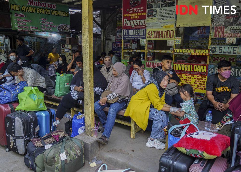 Sejumlah calon pemudik menunggu jadwal keberangkatan bus di Terminal Pondok Pinang, Jakarta, Selasa (18/4/2023). (IDN Times/Herka Yanis)