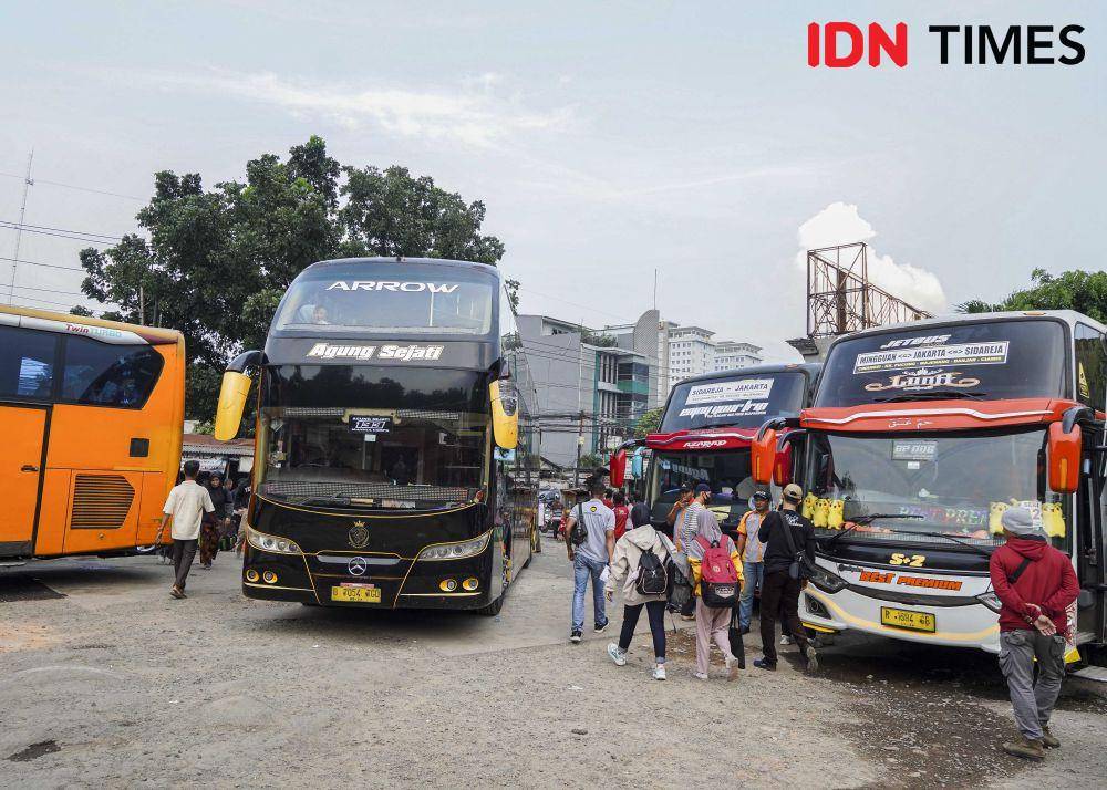 Sejumlah calon pemudik menunggu jadwal keberangkatan bus di Terminal Pondok Pinang, Jakarta, Selasa (18/4/2023). (IDN Times/Herka Yanis)
