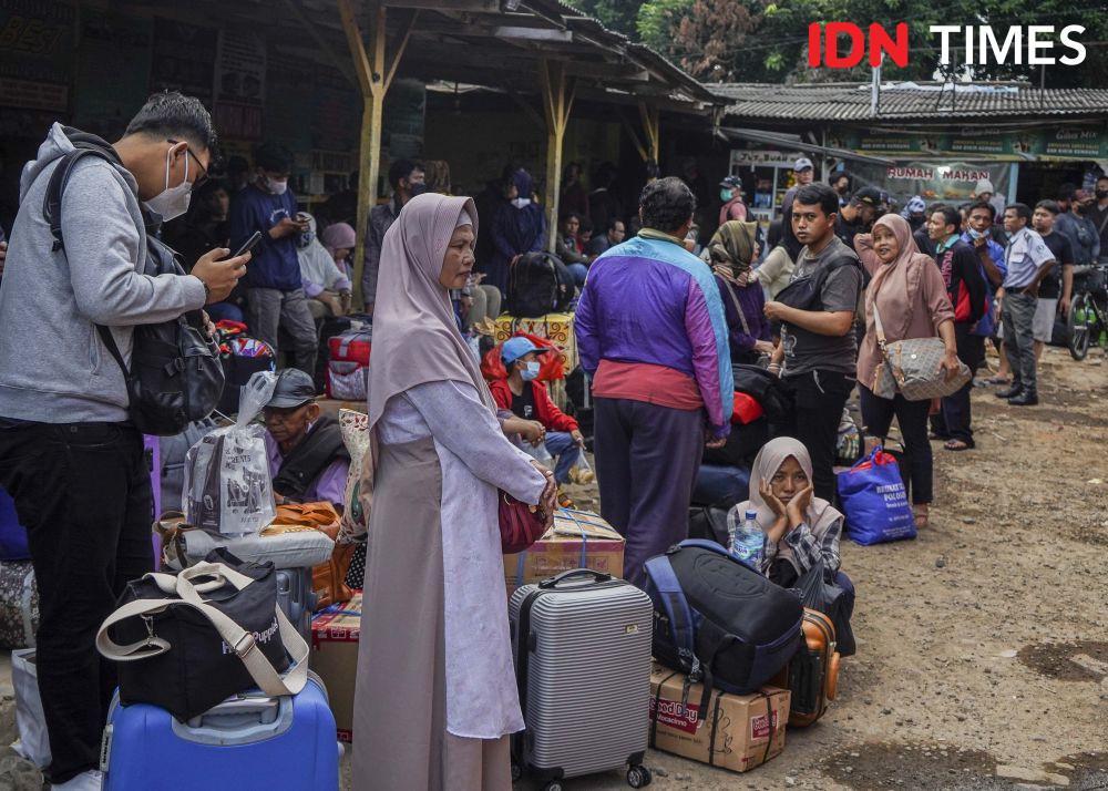 Sejumlah calon pemudik menunggu jadwal keberangkatan bus di Terminal Pondok Pinang, Jakarta, Selasa (18/4/2023). (IDN Times/Herka Yanis)
