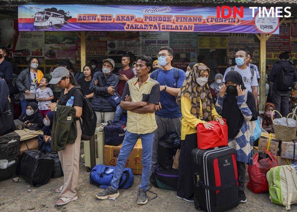 Sejumlah calon pemudik menunggu jadwal keberangkatan bus di Terminal Pondok Pinang, Jakarta, Selasa (18/4/2023). (IDN Times/Herka Yanis)