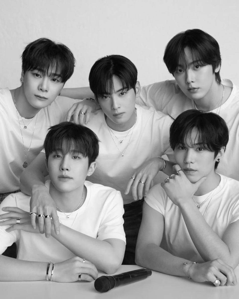 ASTRO (instagram.com/moon_ko_ng)