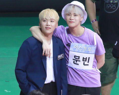 Moonbin ASTRO dan Seungkwan Seventeen (koreaboo.com)